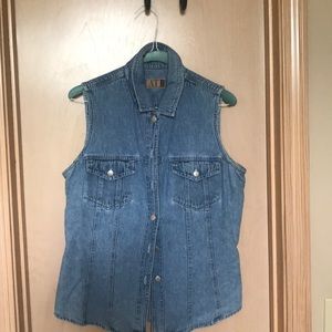 Sleveless denim shirt